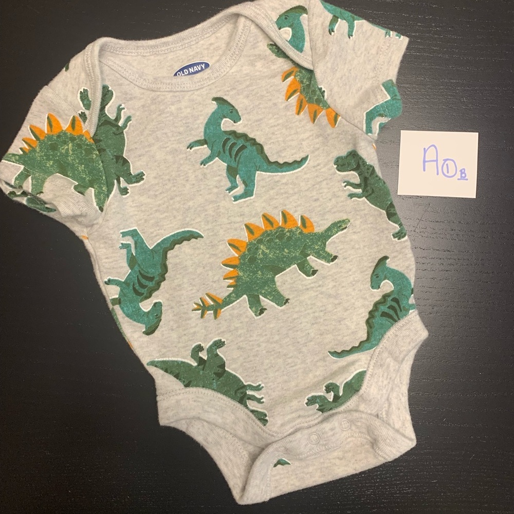 ⭐️2/$5.00⭐️- 0-3m Old Navy Green Dinosaur Print Gray Onesie 🦕 🦖